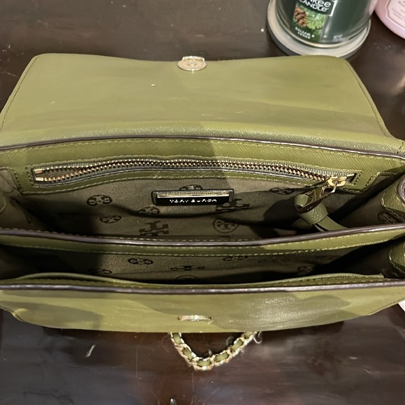 A cute Tory Burch Robinson convertible bag - Picture 7 of 16